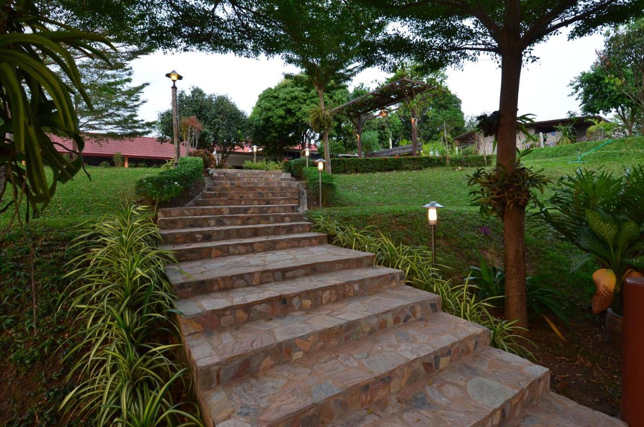 Bed and Breakfast Baan Wanwaree à Kanchanaburi Extérieur photo